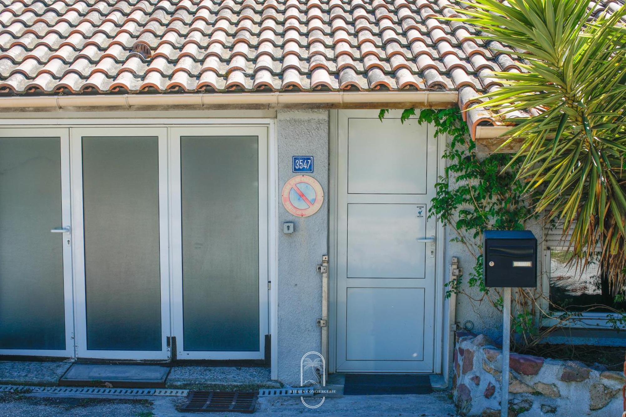 Maison Sur L'Eau-Hyeres-Almanarre-Parkings Clim Wifi By Hc Exterior photo